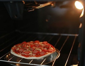 550px-Cook-Pizza-in-a-Gas-Oven-Step-4